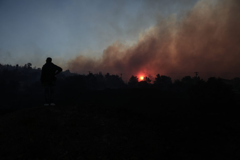 Ε. Λέκκας για την φωτιά στην Πεντέλη: Πολύ δύσκολη περίπτωση δασικής πυρκαγιάς – Εκατοντάδες μικροεστίες (video)