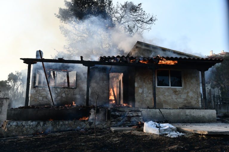 Σε ύφεση η φωτιά στην Πεντέλη – Μετρούν τις πληγές τους οι κάτοικοι