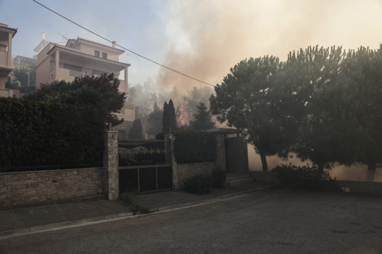 Φωτιά στην Πεντέλη – Δήμαρχος Παλλήνης: Στο Πανόραμα οι ενεργές εστίες – Αρχικά πιστεύαμε ότι η φωτιά θα ελεγχόταν (video)