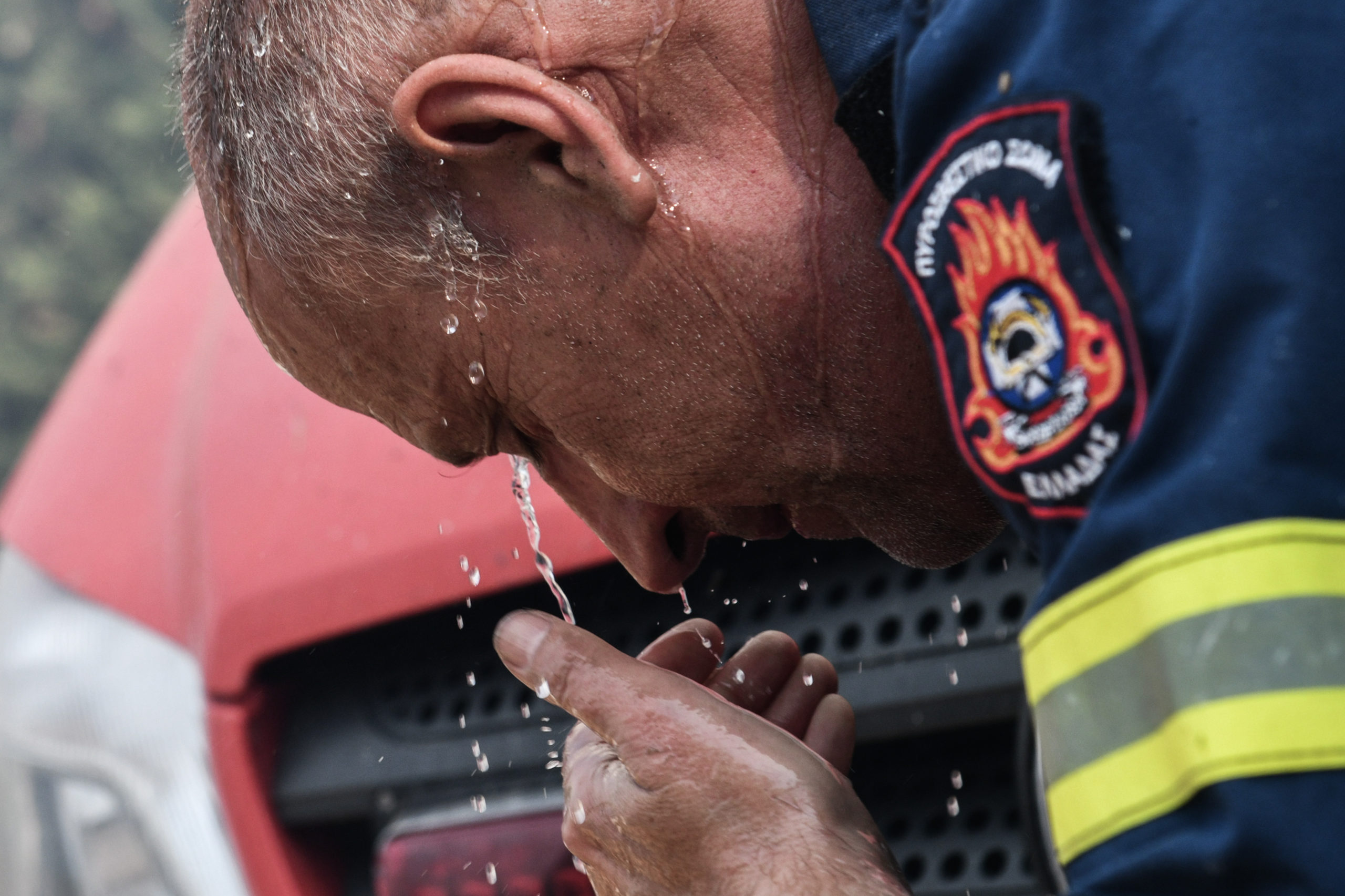 Φωτιά στην Πεντέλη – Συγκλονιστικές φωτογραφίες: Στη μάχη με την πύρινη λαίλαπα