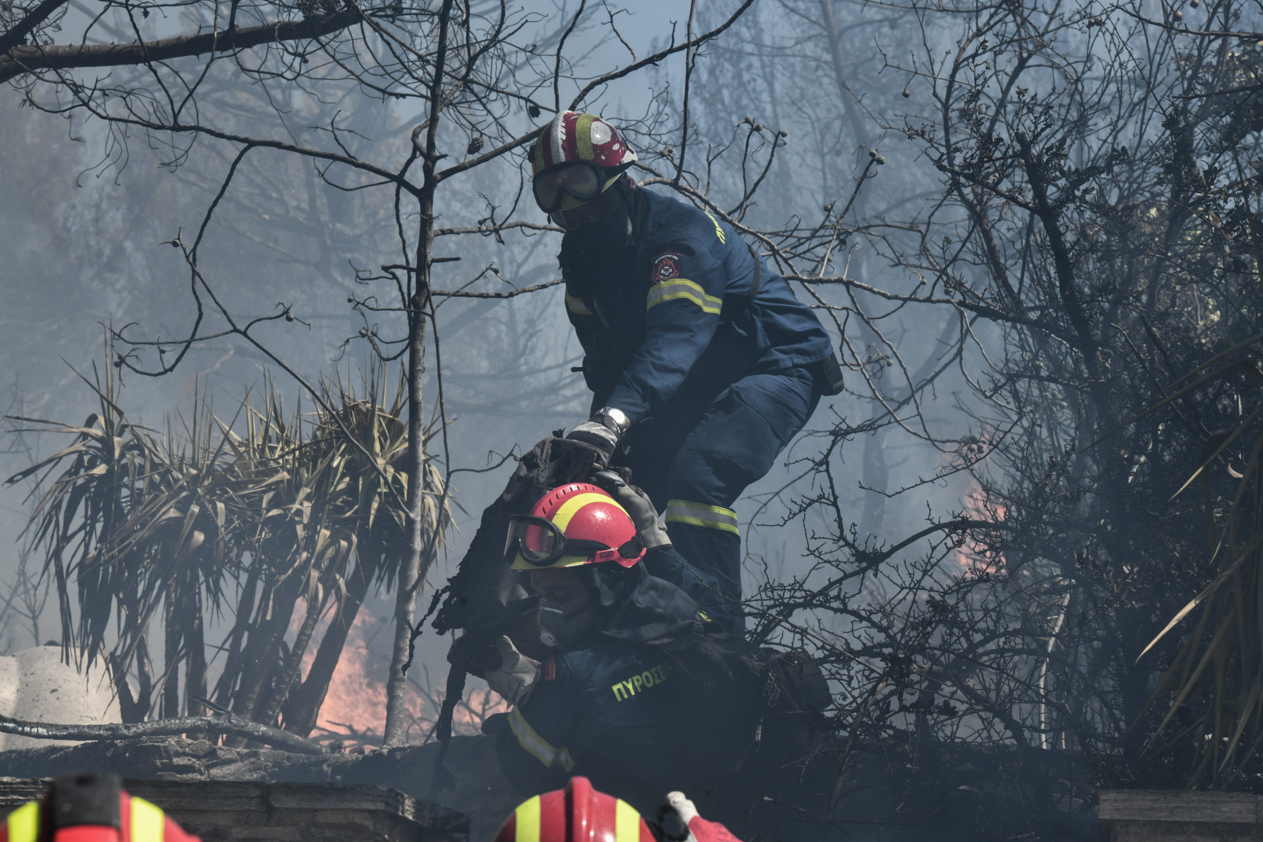 Φωτιά στην Πεντέλη: Η μάχη των πυροσβεστών μέσα από φωτογραφίες