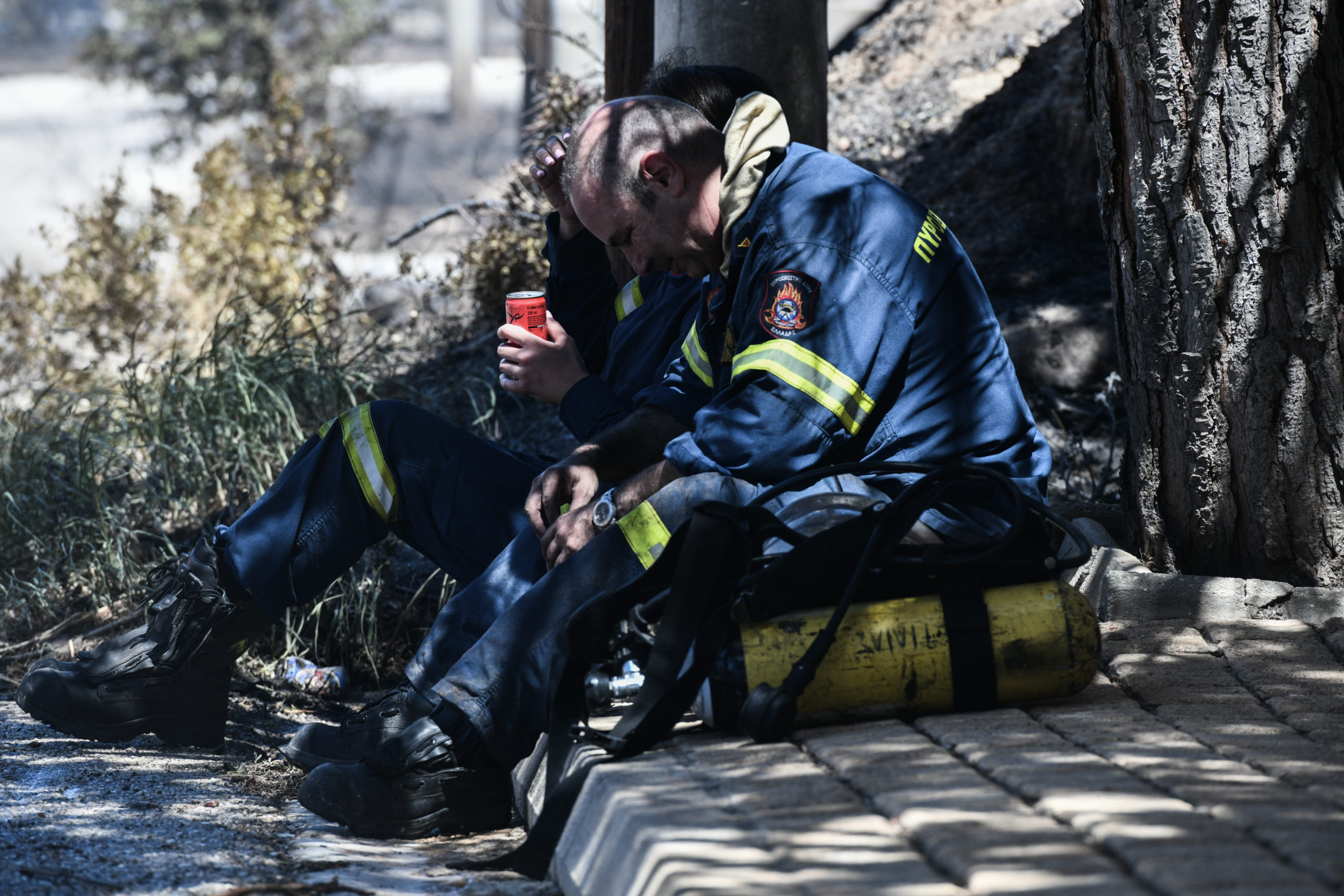 Φωτιά στην Πεντέλη: Η μάχη των πυροσβεστών μέσα από φωτογραφίες