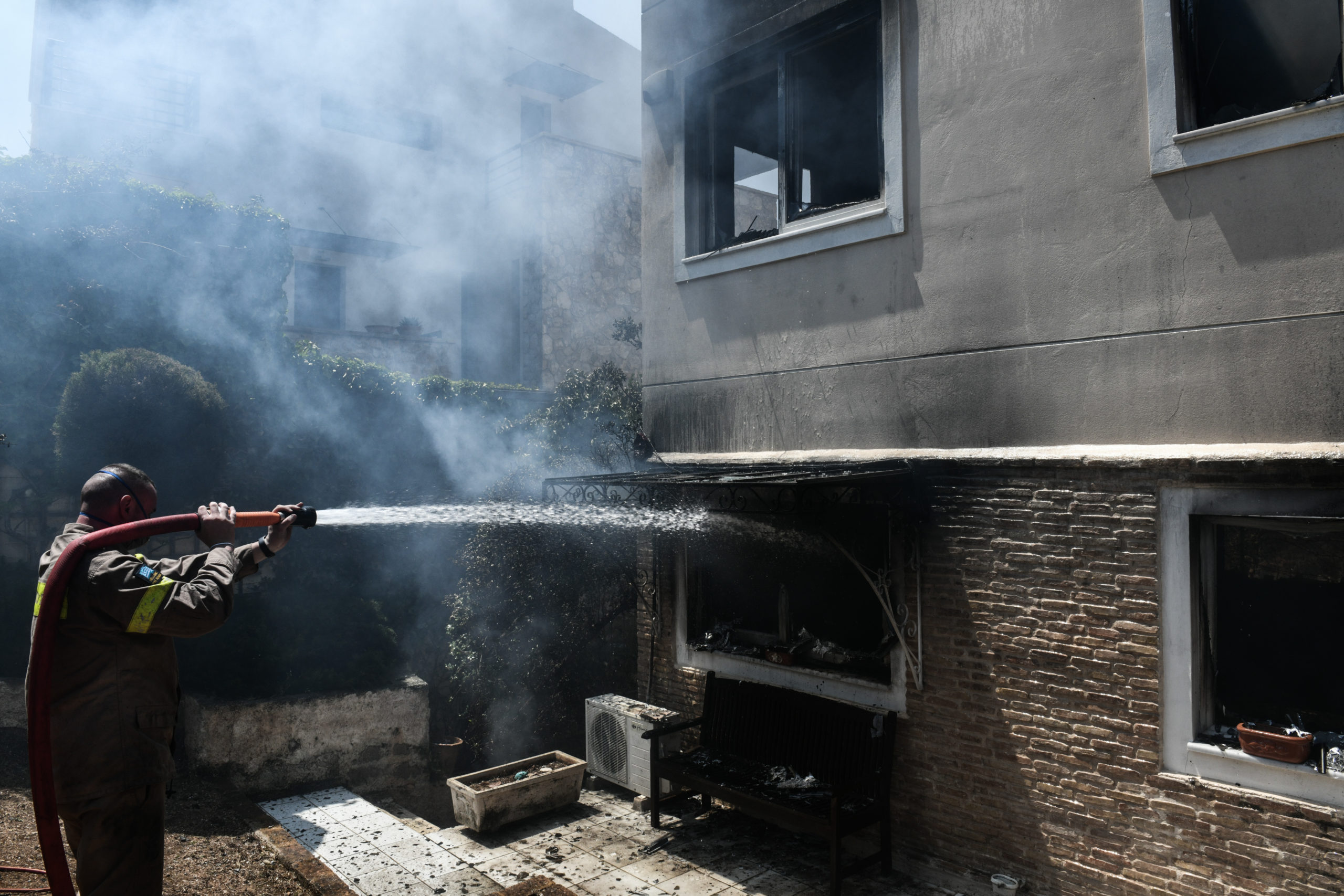 Φωτιά στην Πεντέλη: Η μάχη των πυροσβεστών μέσα από φωτογραφίες