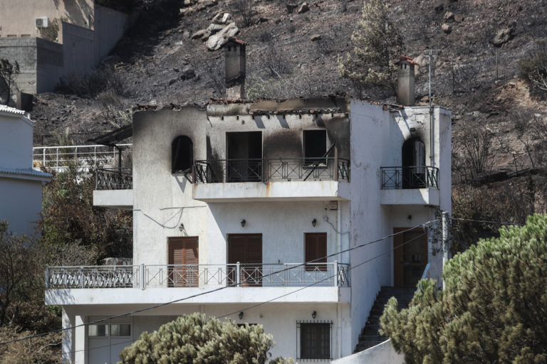 Καταστροφές από πυρκαγιά: Ασφαλιστικός σύμβουλος εξηγεί πως δίνονται οι αποζημιώσεις για καμμένα ΙΧ και σπίτια