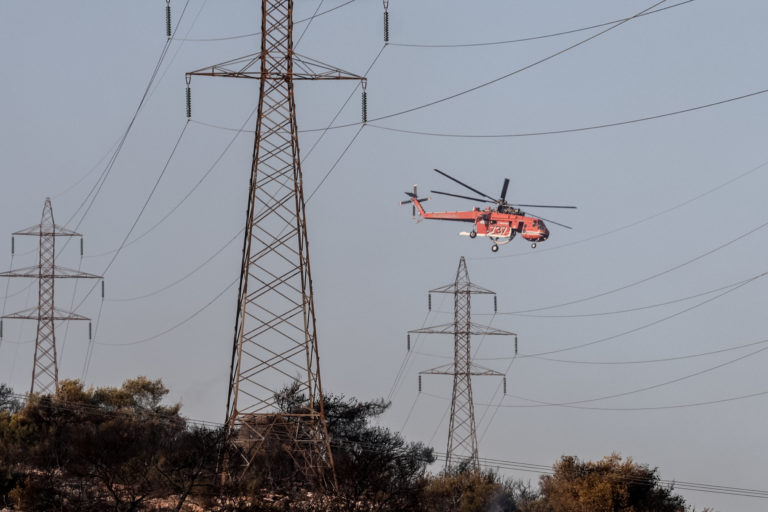 Καλύτερη η εικόνα της πυρκαγιάς στη Μάνδρα – Οριοθετήθηκε η φωτιά στο Χαϊδάρι