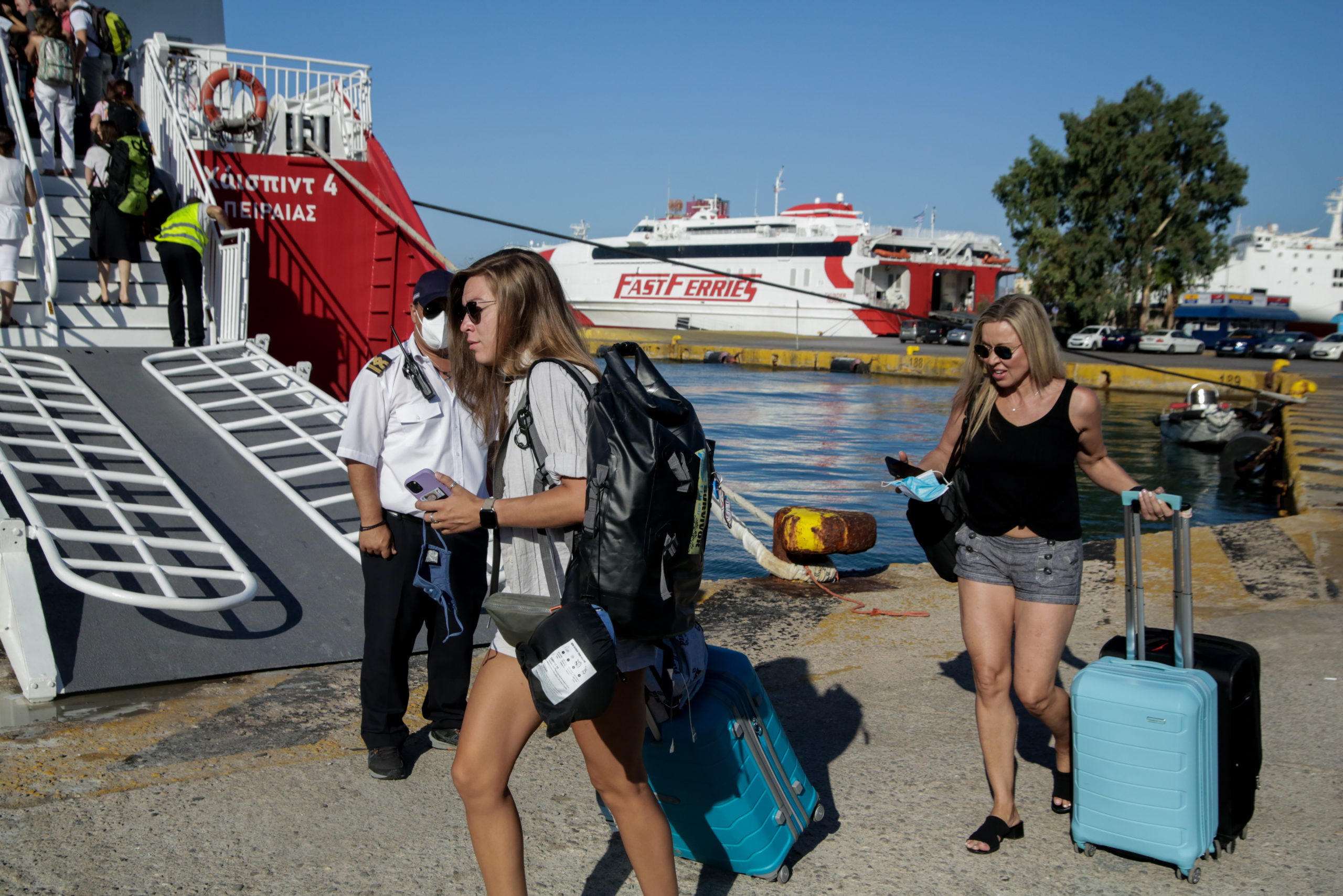 ΚΟΣΜΟΣ ΣΤΟ ΛΙΜΑΝΙ ΤΟΥ ΠΕΙΡΑΙΑ - ΑΝΑΧΩΡΟΥΝ ΓΙΑ ΔΙΑΚΟΠΕΣ ΟΙ ΑΔΕΙΟΥΧΟΙ  (ΑΝΑΣΤΑΣΗΣ ΝΑΡΕΚΙΑΝ/EUROKINISSI)