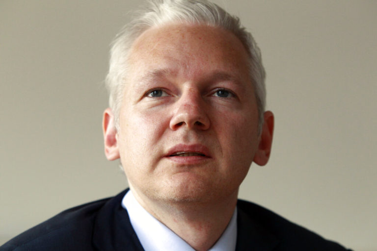 Η Ιταλική Ένωση Δημοσιογράφων απονέμει τιμητική κάρτα μέλους στον Julian Assange