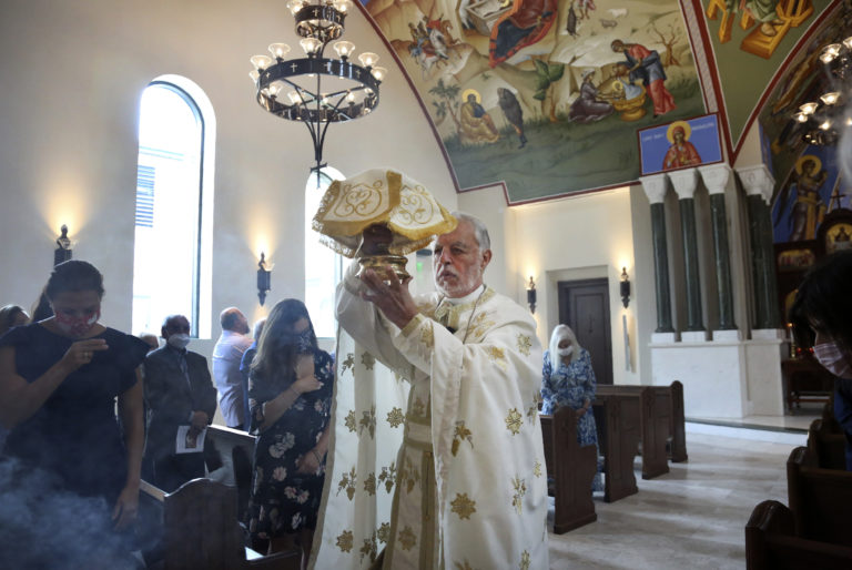 Προεδρικό μετάλλιο της ελευθερίας στον Father Alex Karloutso από τον Τ. Μπάιντεν