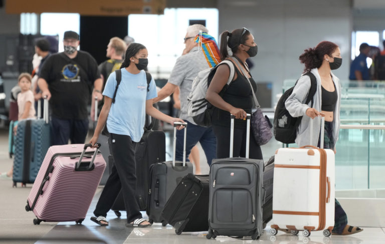 Καλοκαιρινές διακοπές: Χάος στα ευρωπαϊκά αεροδρόμια, η Ελλάδα σε «καλύτερη μοίρα» ― Συμβουλές προς ταξιδιώτες