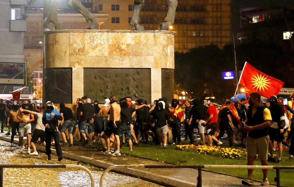 Συγκρούσεις μεταξύ διαδηλωτών και αστυνομίας στο κέντρο των Σκοπίων για συμφωνία με τη Βουλγαρία