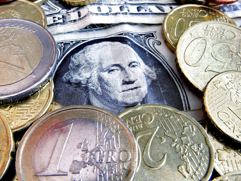 Τι σημαίνει η βύθιση του ευρώ για τους καταναλωτές στην Ευρώπη και τις ΗΠΑ