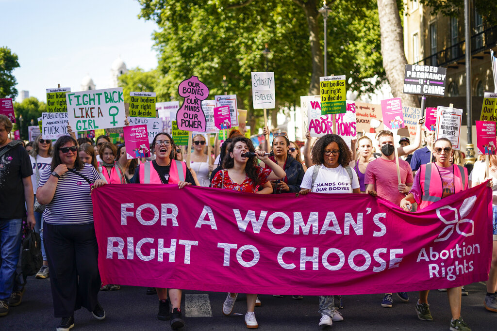 «Μπάιντεν ξύπνα»: Το μήνυμα των γυναικών για το δικαίωμα στην άμβλωση έξω από τον Λευκό Οίκο
