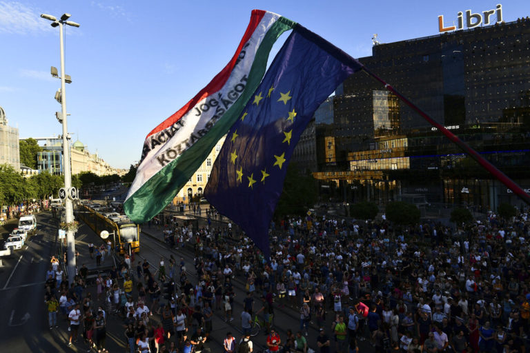 Ουγγαρία: Διαδηλωτές απέκλεισαν γέφυρα στη Βουδαπέστη
