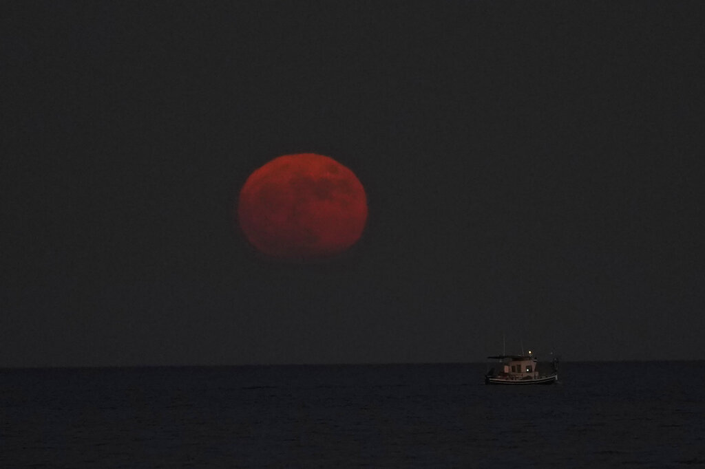 Μάγεψε το «φεγγάρι του ελαφιού»: Συγκλονιστικές εικόνες της πανσελήνου από όλο τον κόσμο