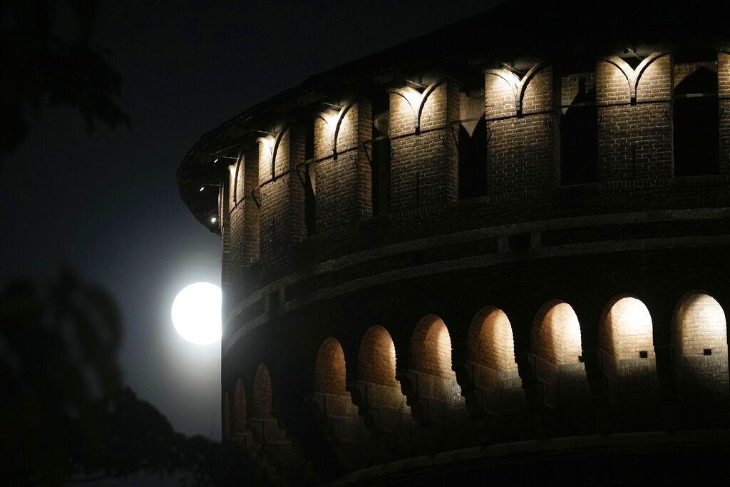 Μάγεψε το «φεγγάρι του ελαφιού»: Συγκλονιστικές εικόνες της πανσελήνου από όλο τον κόσμο