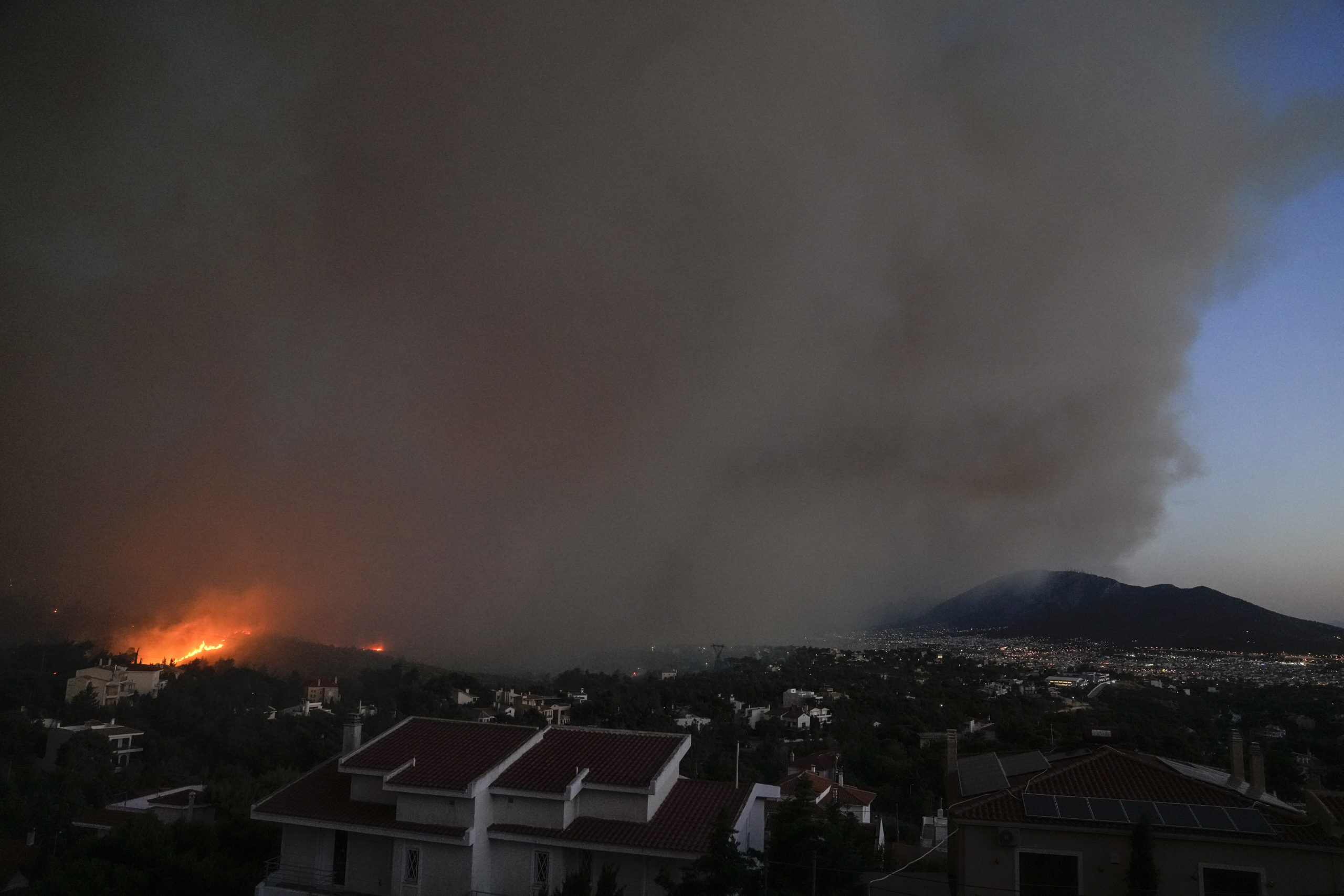 Δήμαρχος Πεντέλης για την πυρκαγιά: Είμαστε σε επιφυλακή – Πολύ δύσκολη και η σημερινή ημέρα (video)