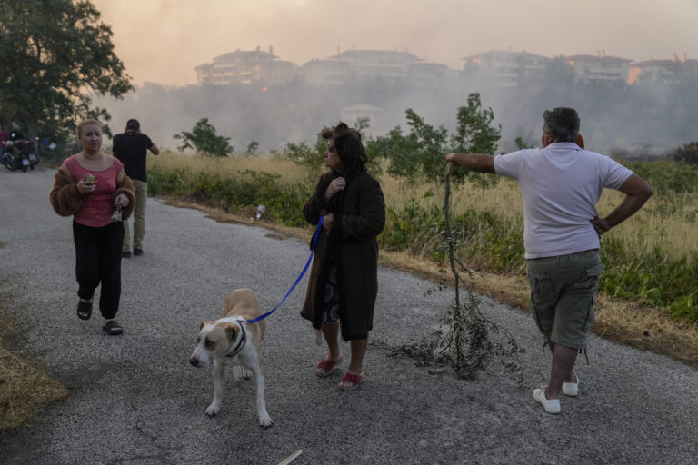 Χρήση μάσκας, συνεχής ενυδάτωση, μετακινήσεις – 6 οδηγίες των πνευμονολόγων με αφορμή τη φωτιά στην Πεντέλη (video)