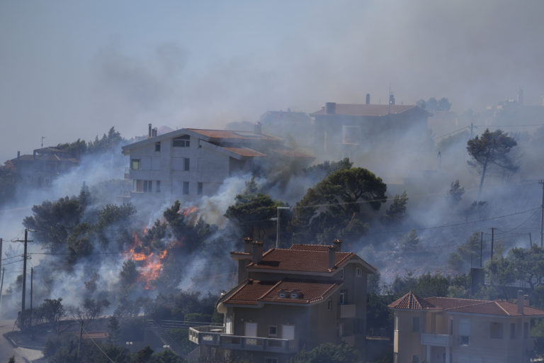 Μαρτυρία για φιάλη οξυγόνου στην Πεντέλη ― Πρ. Πυροσβεστών: «Η μια πυρκαγιά προκαλούσε άλλες εστίες» (video)