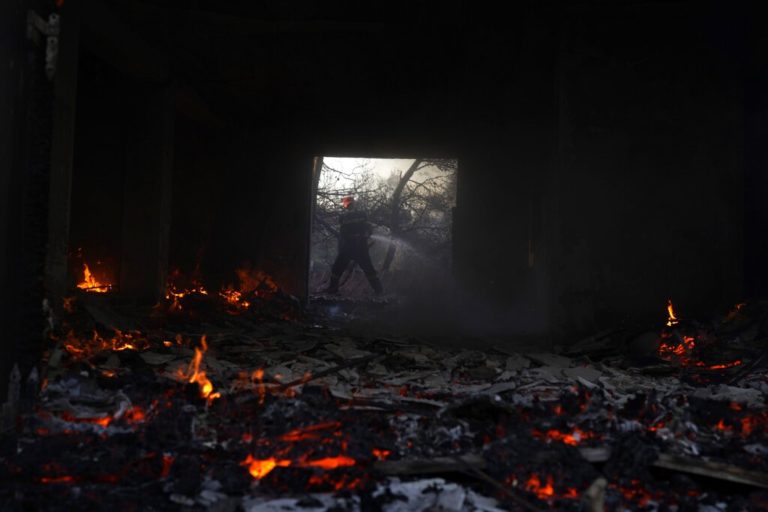 Καλύτερη η εικόνα στα Μέγαρα, χωρίς ενεργό μέτωπο η Σαλαμίνα – Νύχτα επιφυλακής