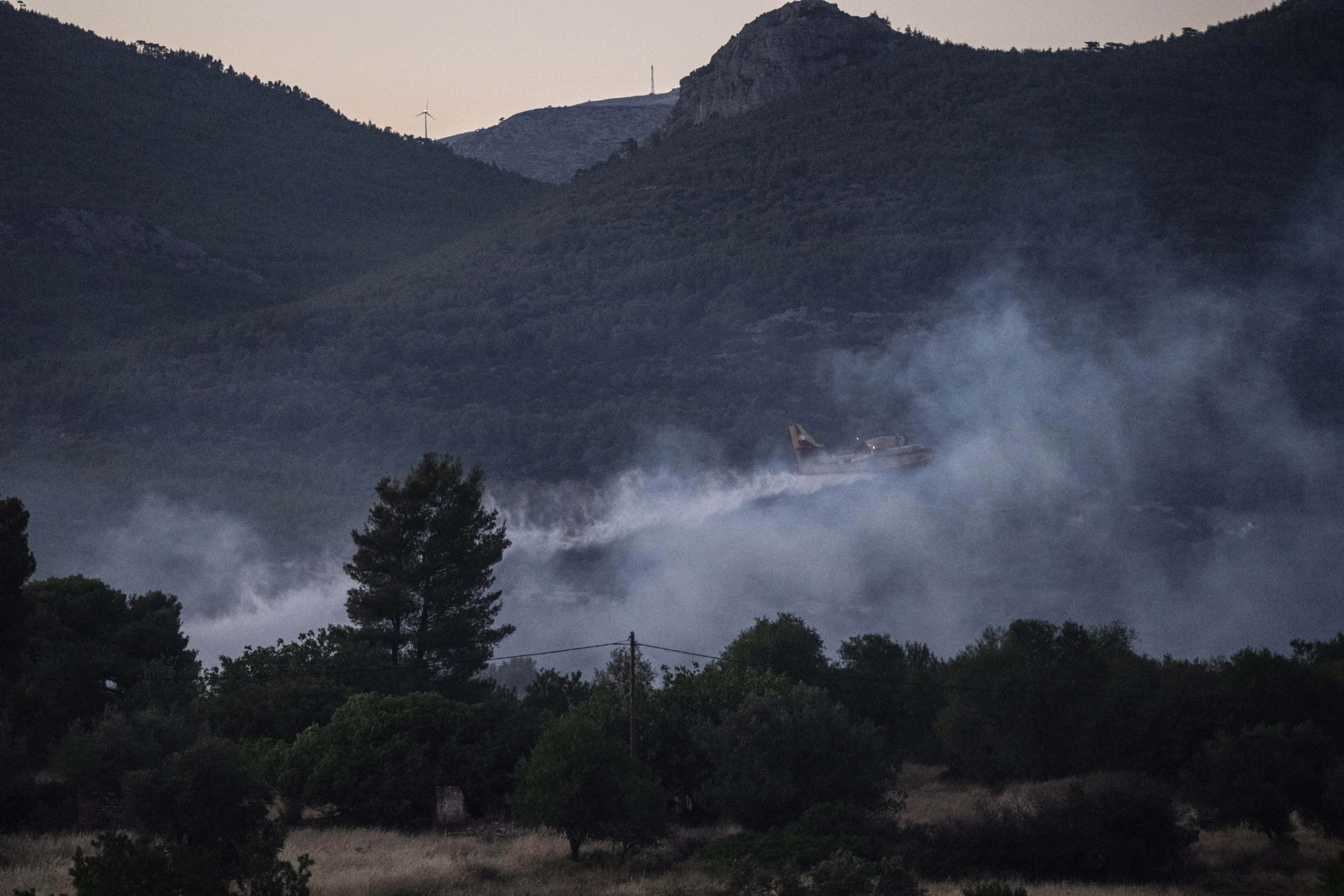 Η επόμενη μέρα σε Πεντέλη – Μέγαρα: Ερευνούν για «ανθρώπινο χέρι» ― Σκληρή γλώσσα από την αντιπολίτευση (video)