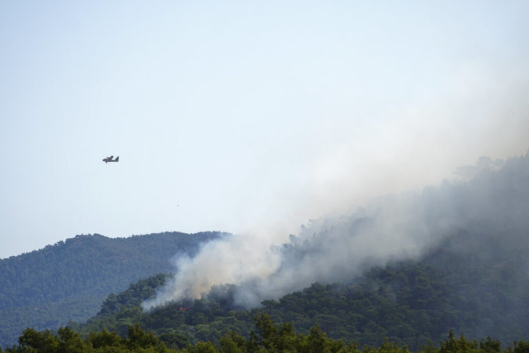 Ηλεία: Βελτιωμένη η εικόνα της φωτιάς στη Λυνίσταινα