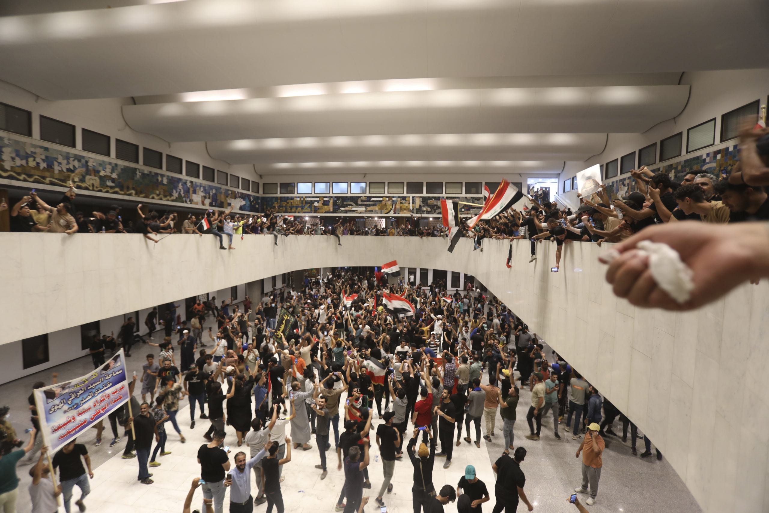 Ιράκ – Βαγδάτη: Διαδηλωτές κατέλαβαν ξανά το κτίριο της Βουλής μέσα στην Πράσινη Ζώνη (φωτογραφίες)