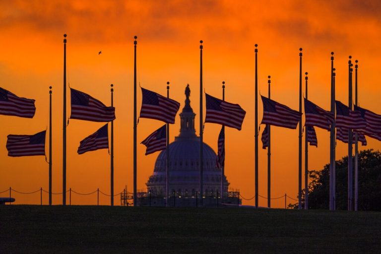 Μεσίστιες οι σημαίες στις ΗΠΑ ως φόρος τιμής στον Σίνζο Άμπε