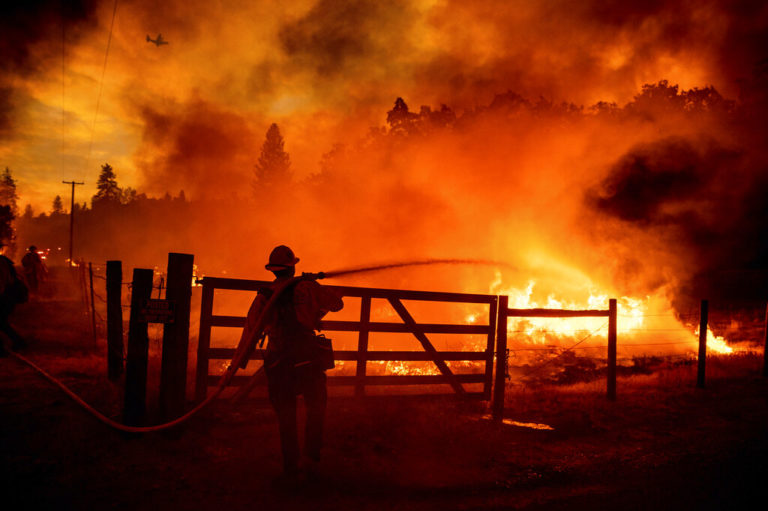 Τεράστιες δασικές εκτάσεις στο έλεος των πυρκαγιών στην Καλιφόρνια  —  Αντιμέτωπη με ξηρασία η Ευρώπη