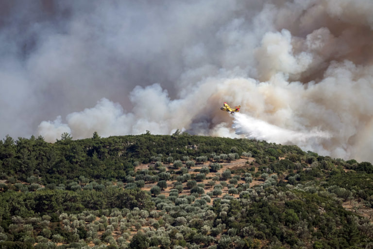 Λέσβος: Σε ύφεση η πυρκαγιά — Συνεχίζουν να επιχειρούν επίγειες και εναέριες δυνάμεις