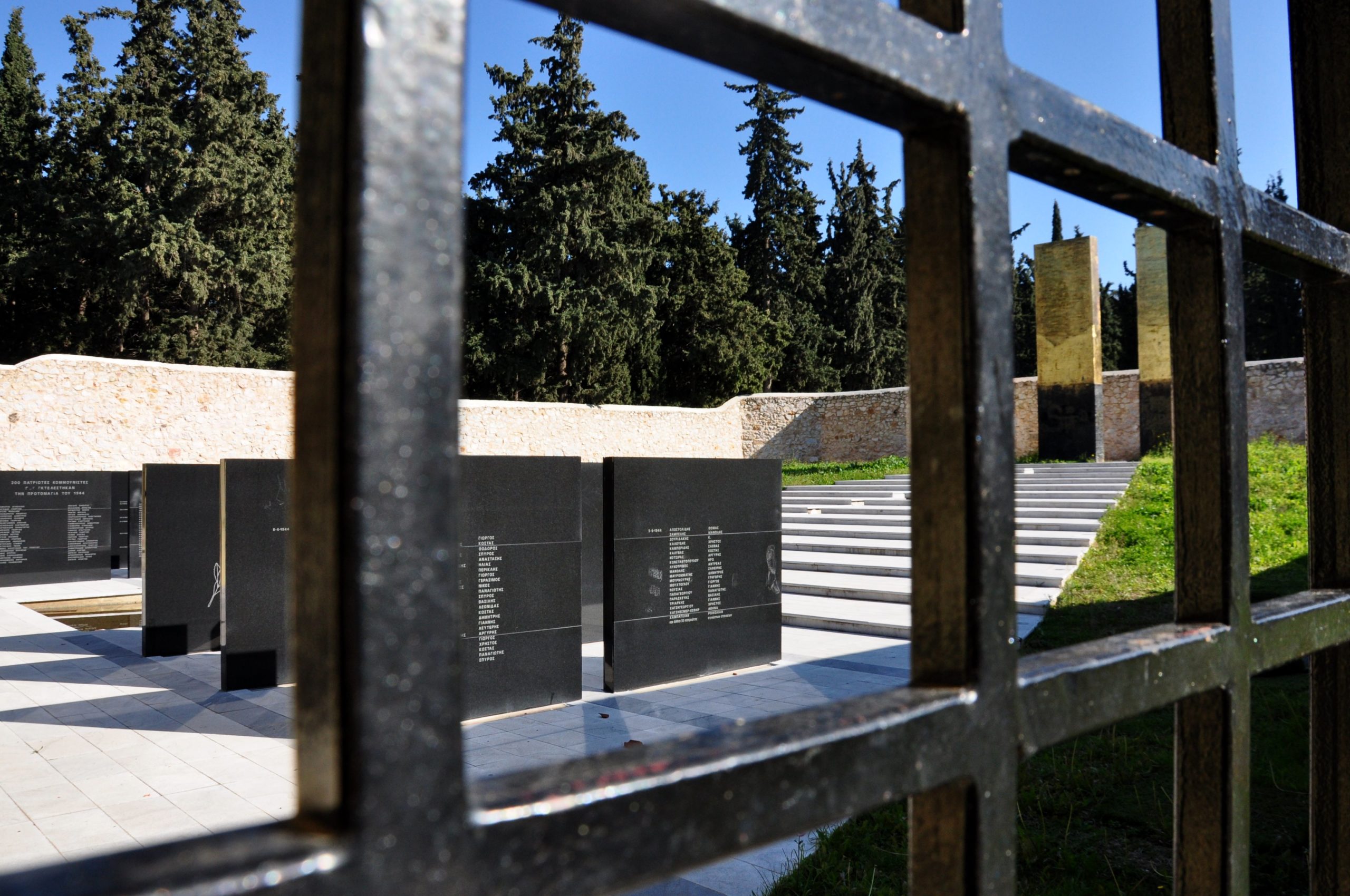 Στο Σκοπευτήριο της Καισαριανής η υφυπουργός Πολιτισμού της Γερμανίας – Τίμησε τα θύματα των Ναζί