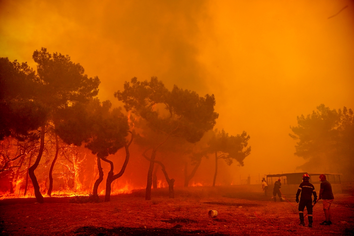 Σε εξέλιξη η φωτιά στη Λέσβο, απειλείται η Δαδιά Έβρου — Αδιάκοπη μάχη με τις φλόγες