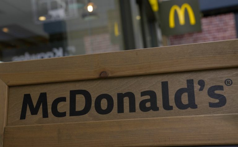 McDonald’s: Για πρώτη φορά μέσα σε 14 χρόνια ανεβάζει την τιμή του τσίζμπεργκερ στο Ην. Βασίλειο