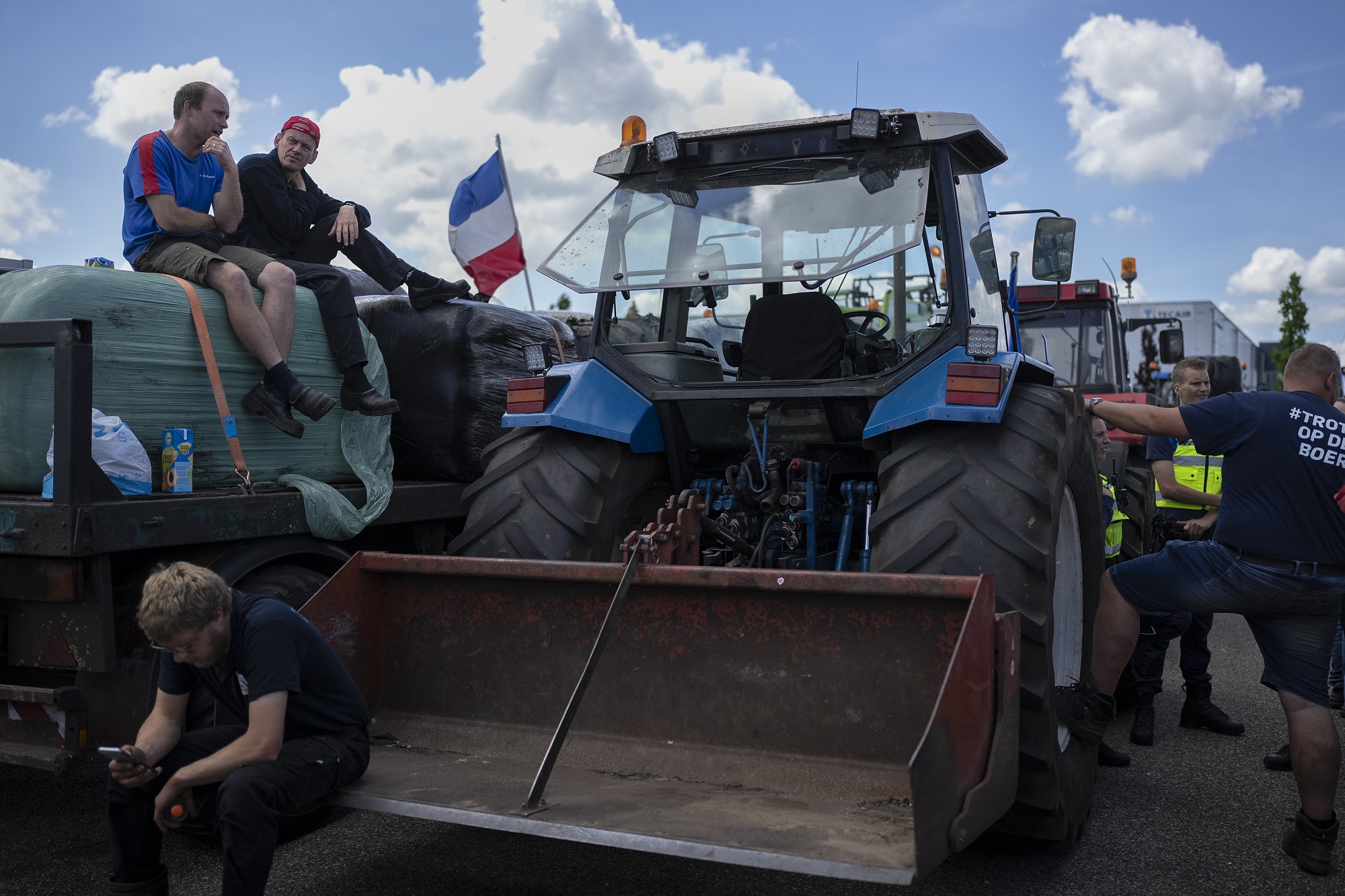 Ολλανδία: Προειδοποιητικά πυρά της αστυνομίας σε δράσεις διαμαρτυρίας αγροτών και κτηνοτρόφων -Δείτε βίντεο