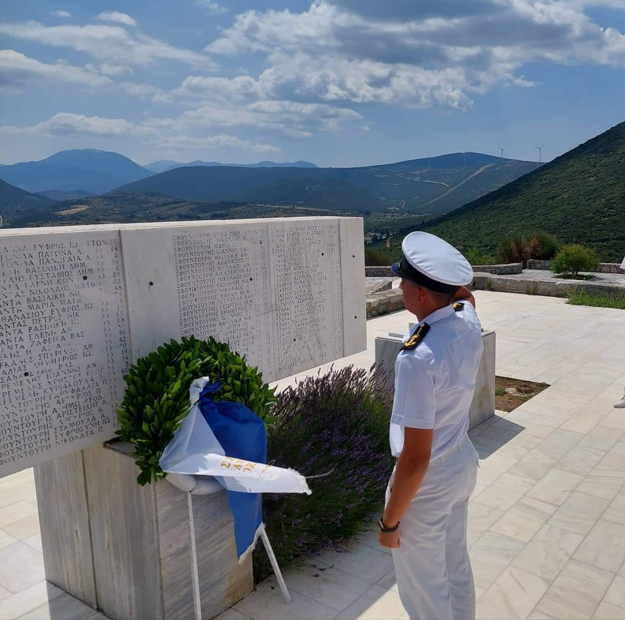 Ναυτικοί Δόκιμοι στο Δίστομο για προσκύνημα Μνήμης, Τιμής και Ελπίδας