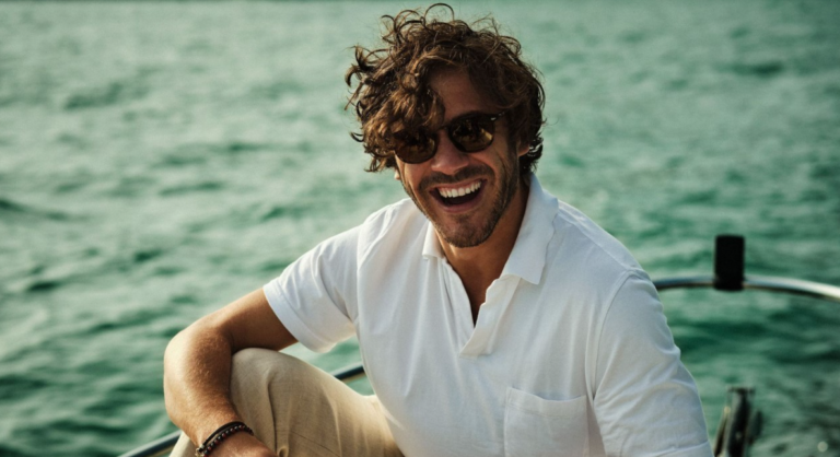 Ο Jack Savoretti φέρνει το πολύχρωμο καλοκαίρι της “Europiana” στο λόφο της Σάνης