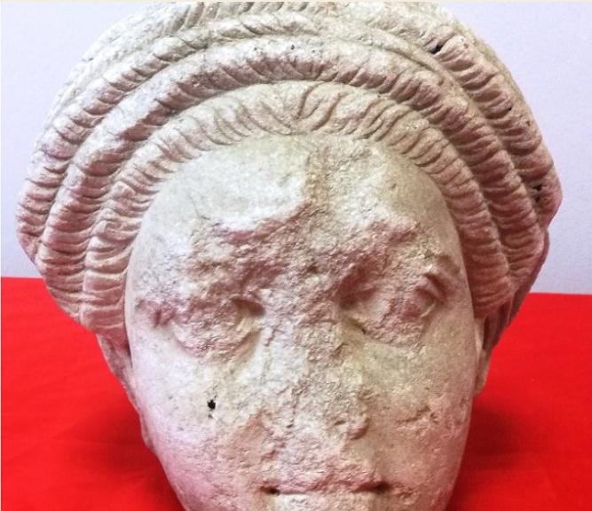 Θεσσαλονίκη: Μαρμάρινη κεφαλή γυναικείου αγάλματος του 2ου αιώνα π.Χ. εντοπίστηκε σε διαμέρισμα