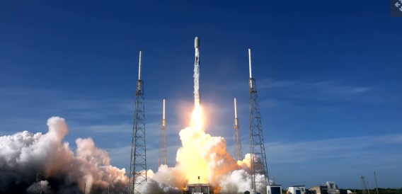 Εντυπωσιακές εικόνες από τη σημερινή εκτόξευση του Falcon 9 – Σε τροχιά 53 δορυφόροι διαδικτύου Starlink
