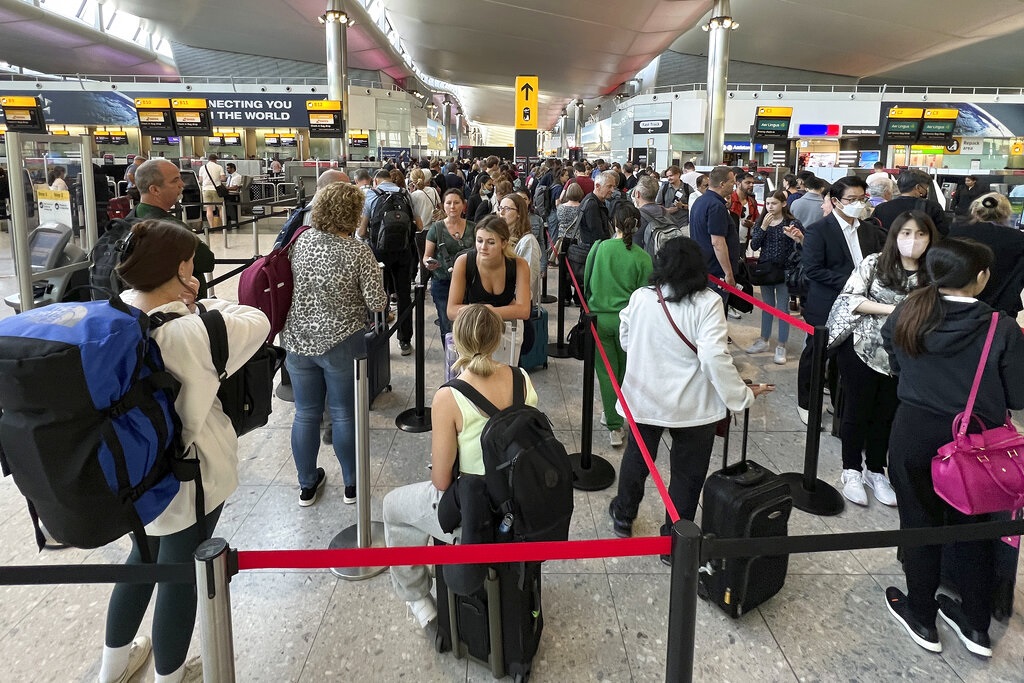 Λονδίνο: Πλαφόν στους 100.000 επιβάτες/ημέρα στο αεροδρόμιο του Χίθροου