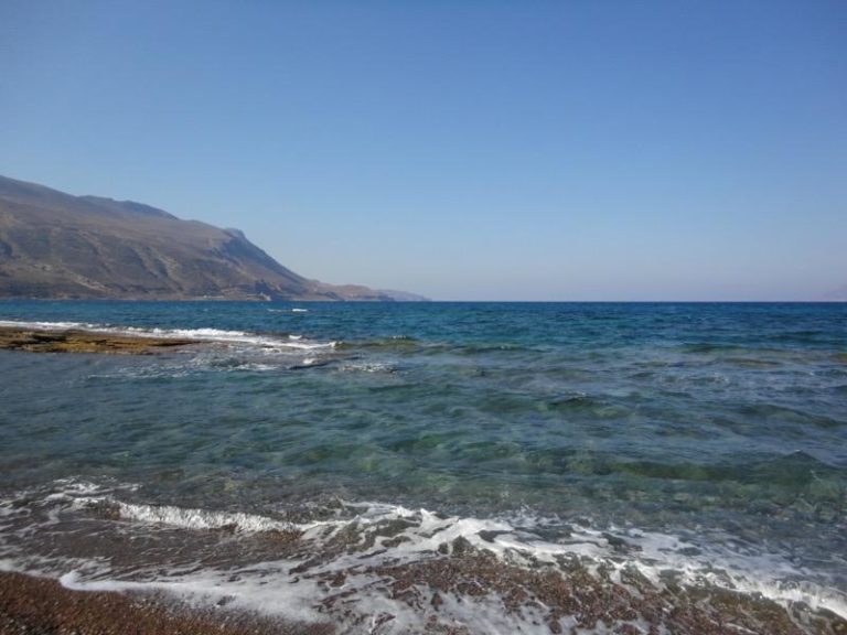Ναυαγοσώστες έσωσαν δύο νεαρούς στη θάλασσα του Δραπανιά