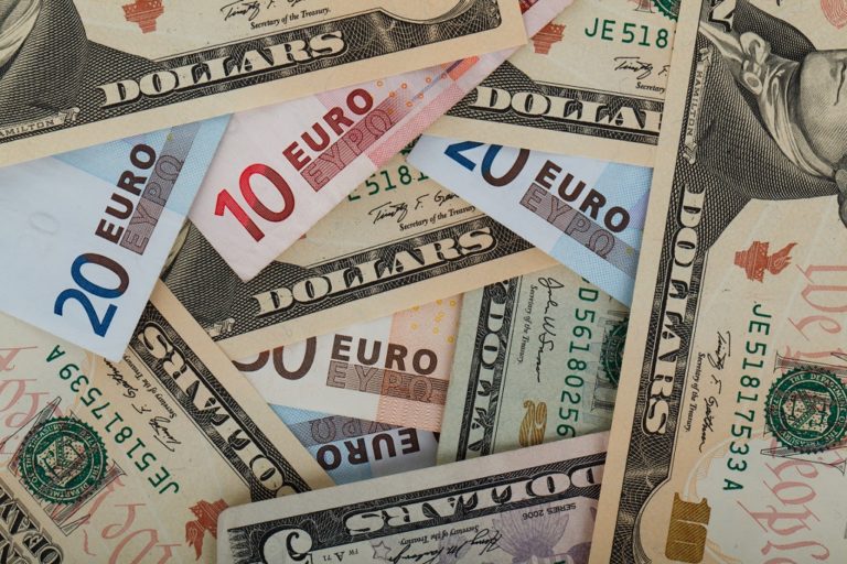 Το ευρώ άγγιξε την απόλυτη ισοτιμία με το δολάριο – Αρνητικό ρεκόρ 20ετίας