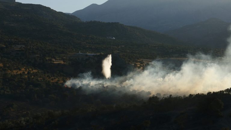 Μάχη με τις αναζωπυρώσεις στο Ρέθυμνο – Τεράστιες οι καταστροφές – Τη Δευτέρα ξεκινά εκτιμήσεις ο ΕΛΓΑ