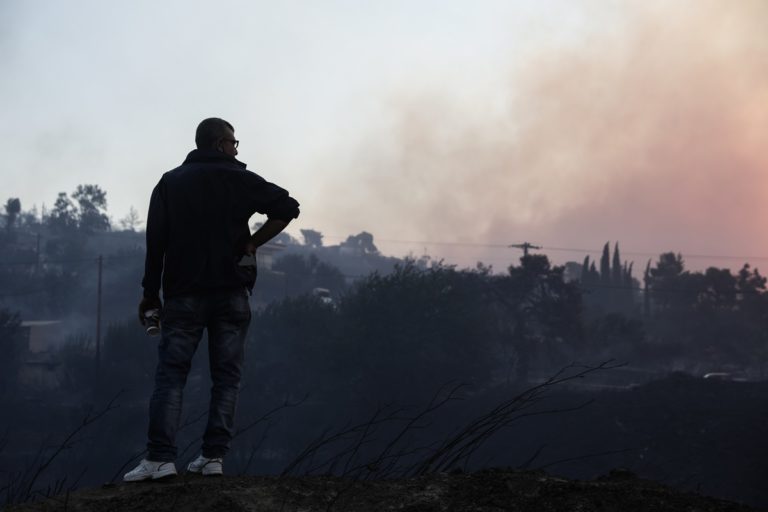 Κάτοικος Πικερμίου στο Πρώτο: Η φωτιά βρίσκεται στην πλάτη μας – Δαιμονισμένος ο άνεμος – Να υπάρχει πιο εξειδικευμένη ενημέρωση για τις εστίες (audio)