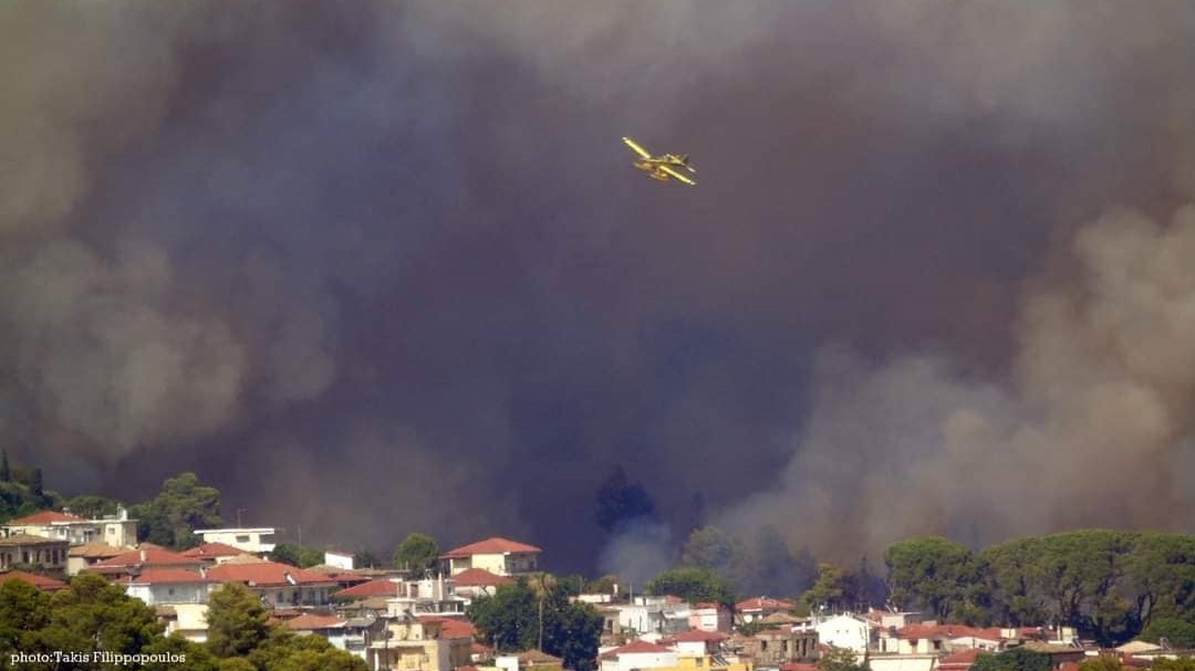Ηλεία: Μεγάλη φωτιά στα Κρέστενα – Εντολή για εκκένωση του οικισμού (βίντεο)