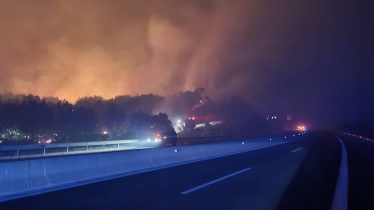 Εκτός ελέγχου η φωτιά στη Μεγαλόπολη – Κλειστή η Ε.Ο. Τρίπολης – Καλαμάτας