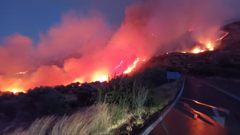 Ρέθυμνο: Δύσκολες ώρες από τη μεγάλη πυρκαγιά – Ζητήθηκε η εκκένωση χωριών (βίντεο)