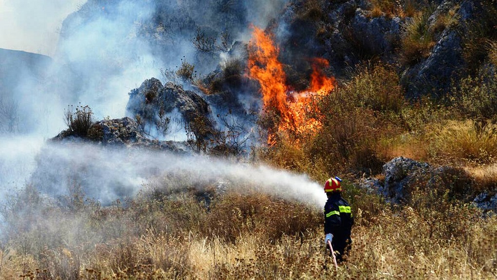 Ηράκλειο: Φωτιά στην περιοχή της Μεσαράς πάνω από το Πετροκεφάλι