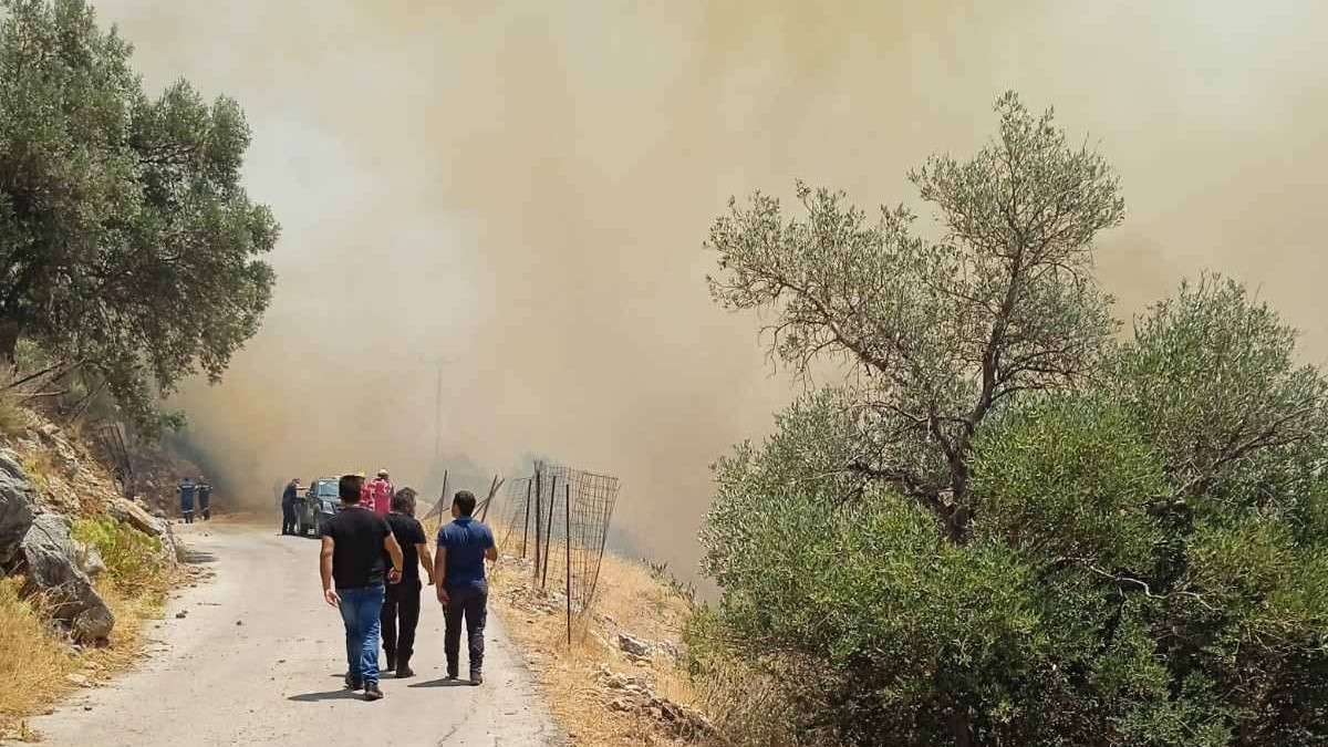 Ρέθυμνο: Δύσκολες ώρες από τη μεγάλη πυρκαγιά – Ζητήθηκε να εκκενωθούν οι Μέλαμπες αλλά οι κάτοικοι δεν φεύγουν (βίντεο)