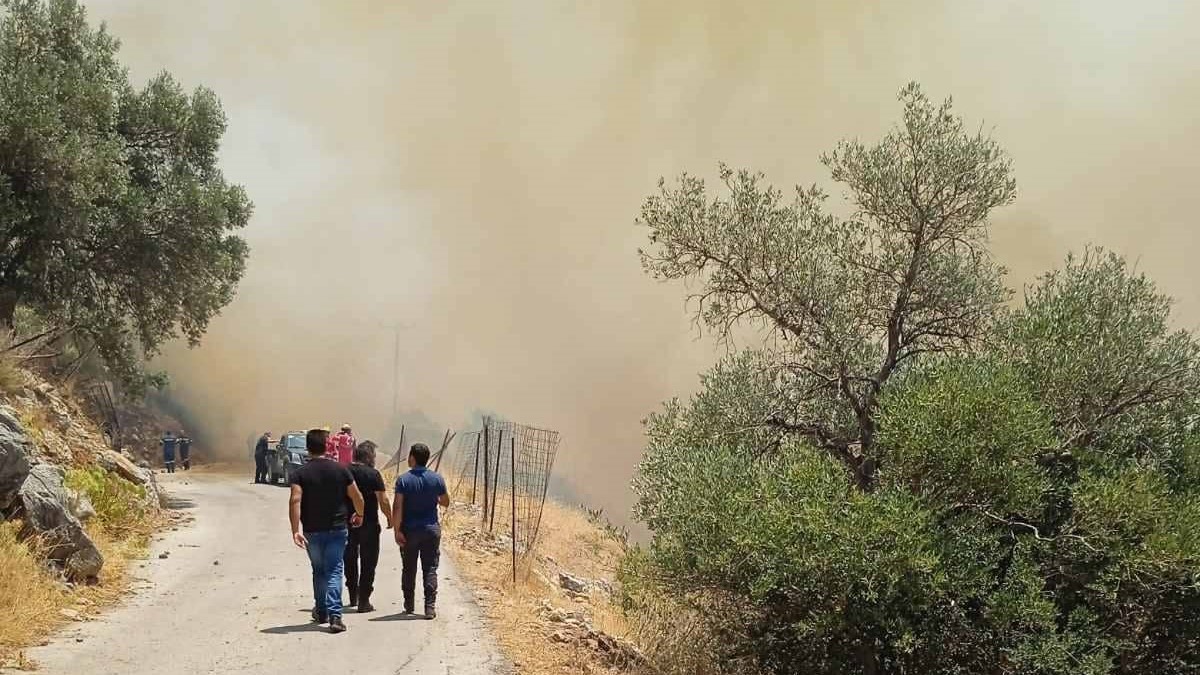 Ρέθυμνο: Δύσκολες ώρες από τη μεγάλη πυρκαγιά – Ζητήθηκε να εκκενωθούν οι Μέλαμπες αλλά οι κάτοικοι δεν φεύγουν (βίντεο)