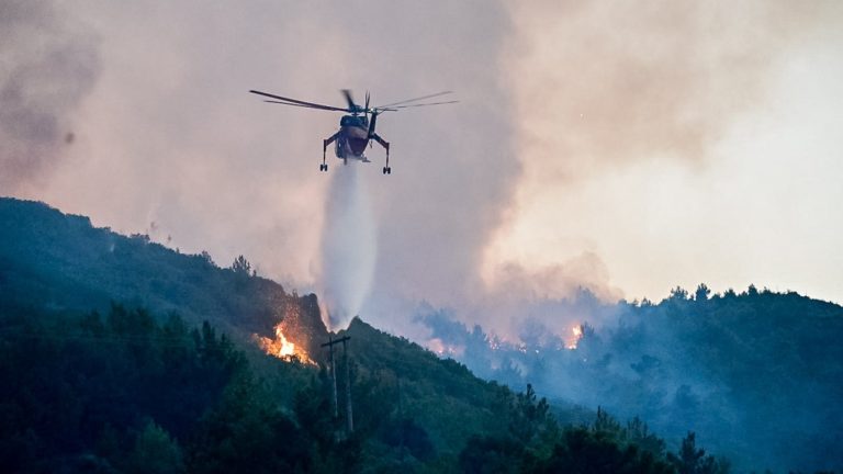 Σάμος: Ανεξέλεγκτη η φωτιά – Προληπτική εκκένωση δύο χωριών – Μεγάλη μάχη με τις φλόγες (βίντεο)