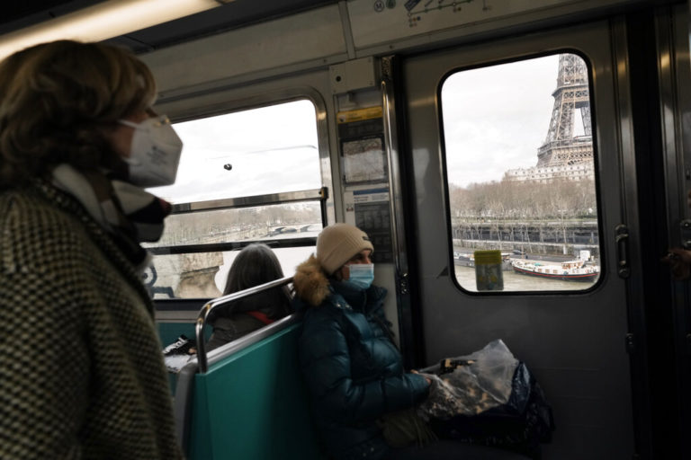 Γαλλία: Η Νίκαια επιβάλλει ξανά τη χρήση της μάσκας στα μέσα μεταφοράς